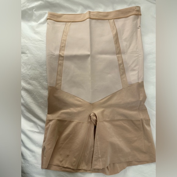 Spanx OnCore High-Waisted Mid-Thigh Short - Picture 7 of 11